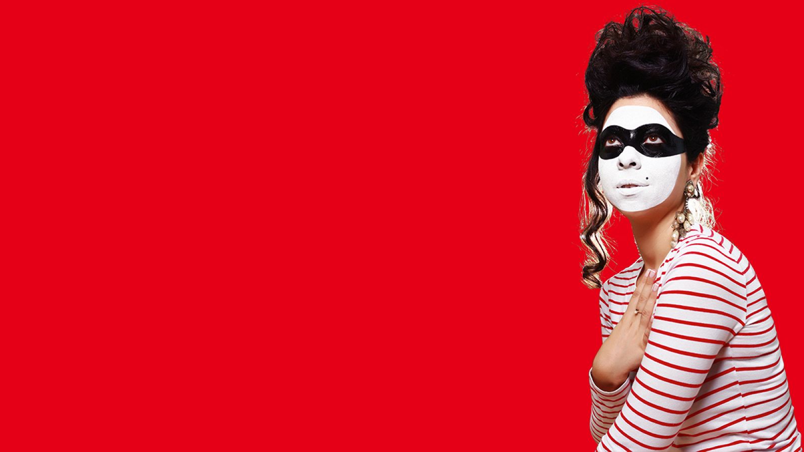 Paloma Cortina presenta los domingos a las 16:00 horas, 'Dramedias'.