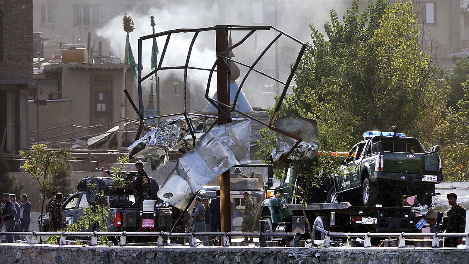 Varios agentes de seguridad afganos inspeccionan el lugar del atentado perpetrado cerca del ministerio de Defensa en Kabul.