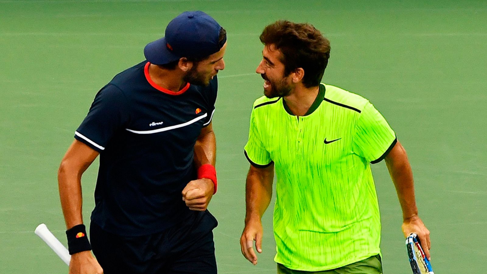 Feliciano López y Marc López celebran la victoria contra los hermanos Bryan en los cuartos de final de dobles del US Open.