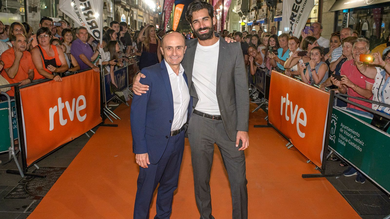 Pepe Viyuela y Rubén Cortada en el preestreno de la segunda temporada de 'Olmos y Robles'