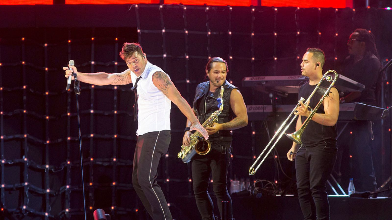 Ricky Martin desata la locura en su primer concierto en Europa de su gira One.