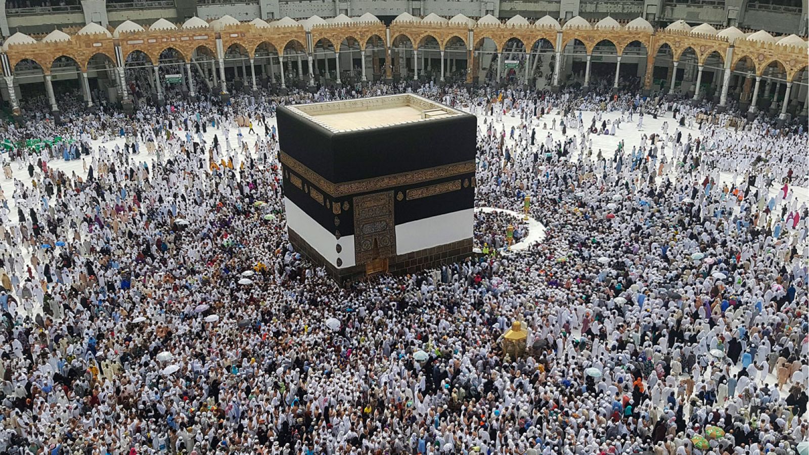Miles de fieles rezan en la mezquita Masjid al-Haram en la ciudad de La Meca.