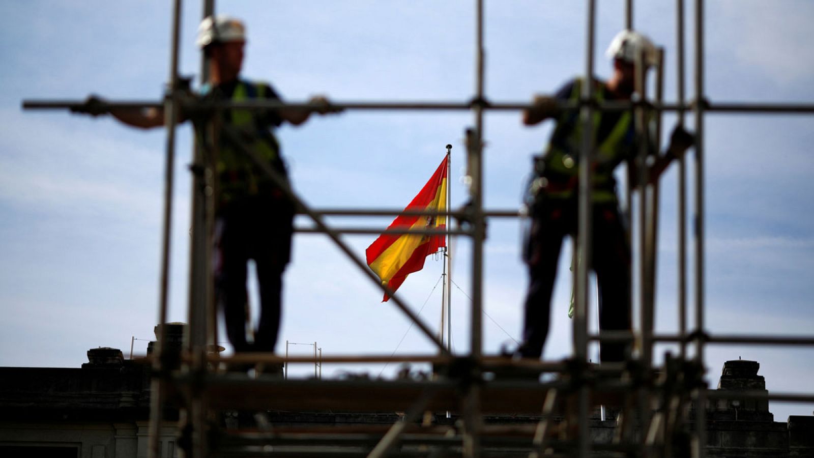Dos trabajadores en un andamio en Sevilla
