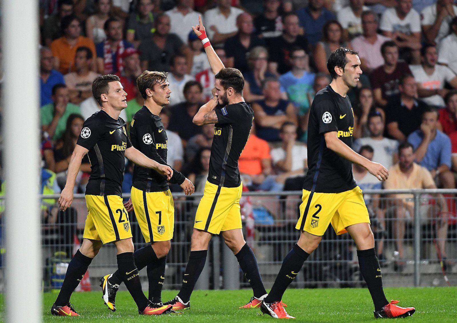 Los jugadores del Atlético celebran el gol de Saúl en casa del PSV.