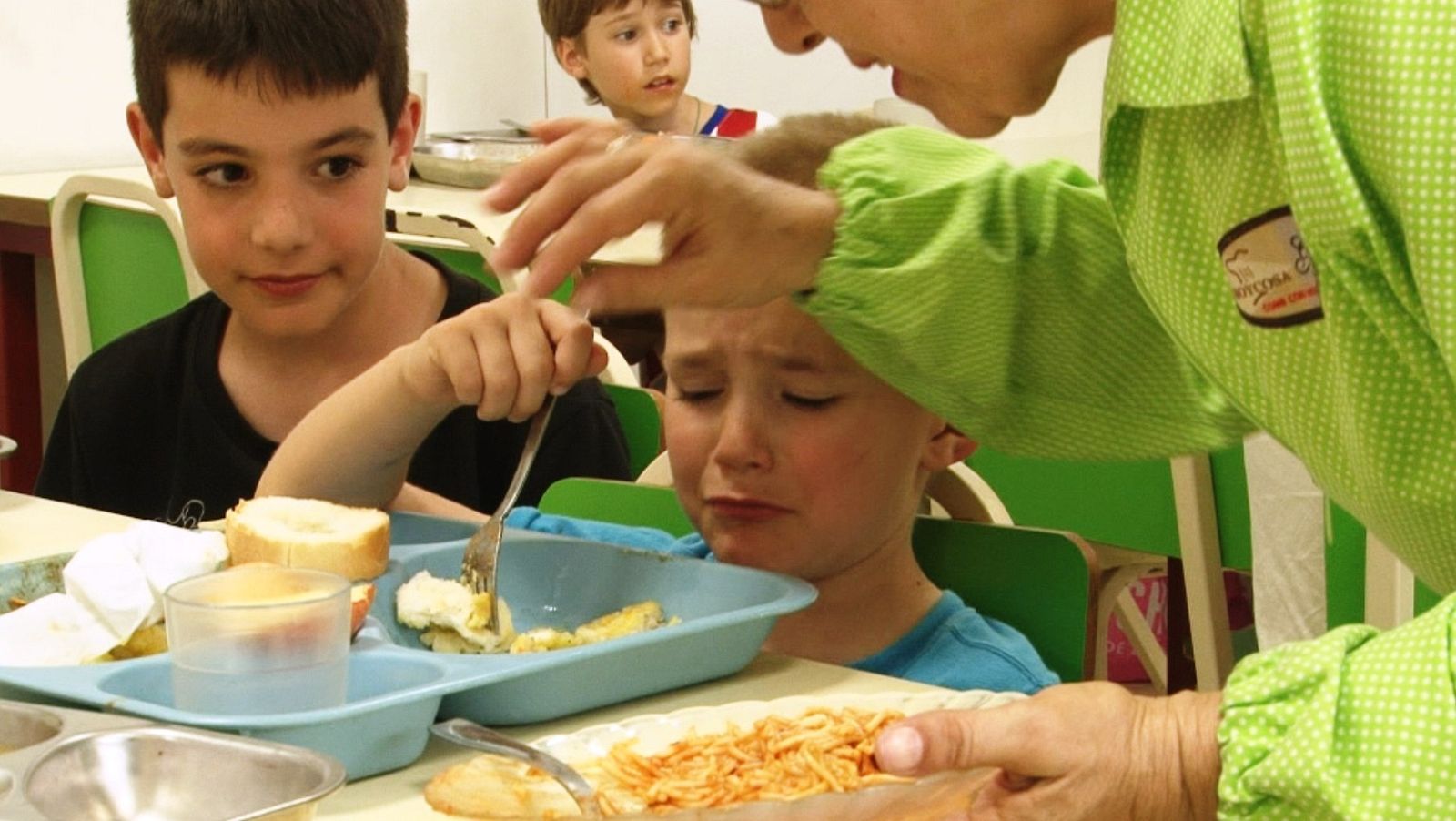 Héctor llora ante la comida del comedor