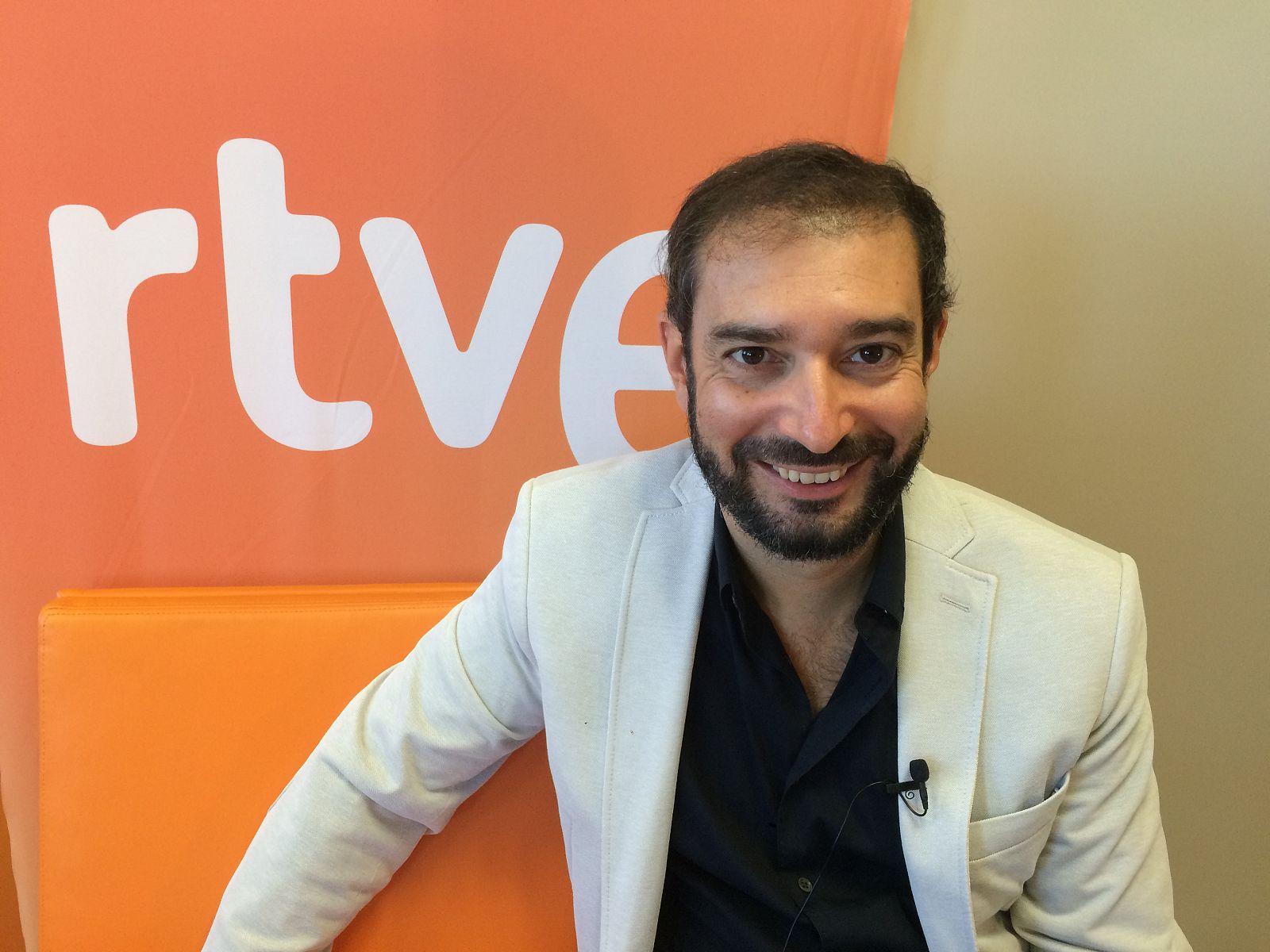 Pere Estupinyà, divulgador científico, ha estado con todos los seguidores de La 2 en un Facebook Live para presentar su nuevo programa 'el cazador de cerebros'