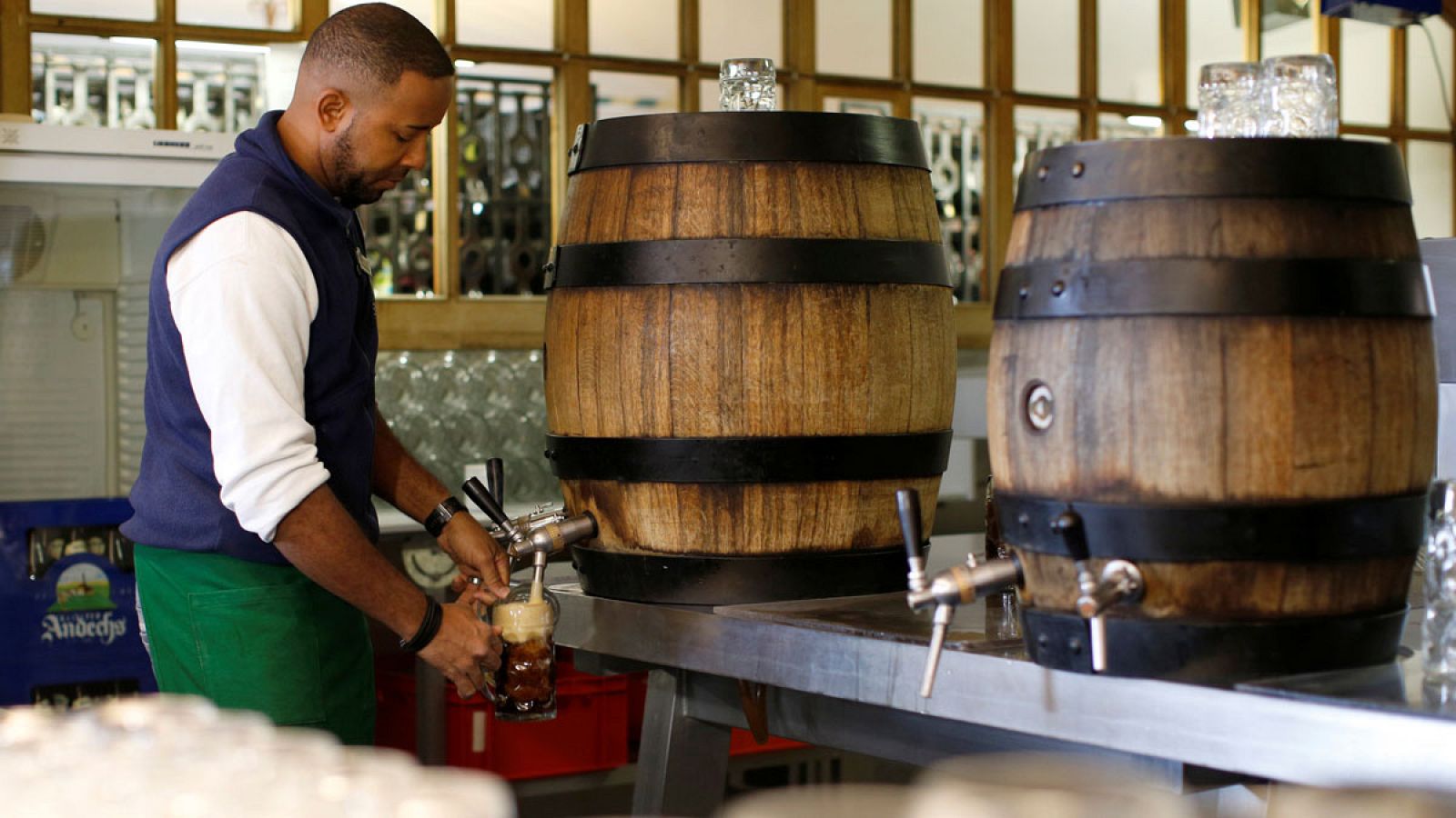Un camarero sirve una cerveza en un local de Múnich