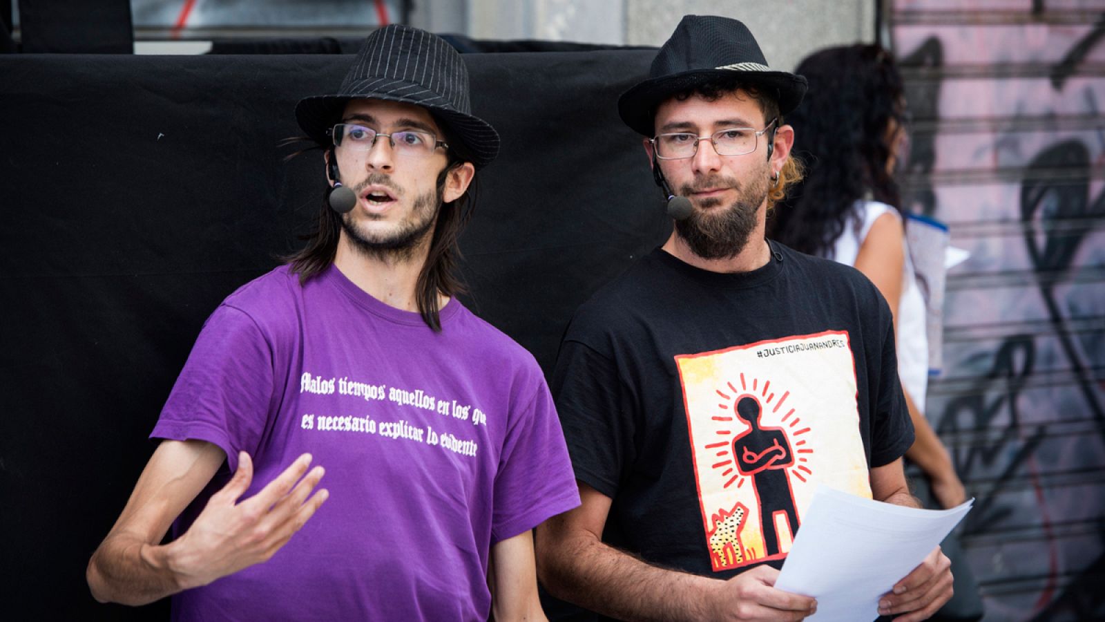 Los dos titiriteros, Alfonso Lázaro y Raúl García, actuando en la calle en junio de 2016