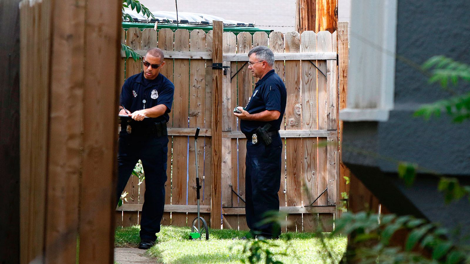 Varios agentes investigan el lugar donde ha muerto Tyree King por los disparos de un policía