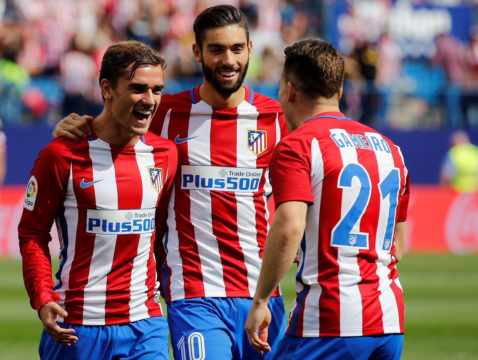 Griezmann celebra un gol con Carrasco y Gameiro