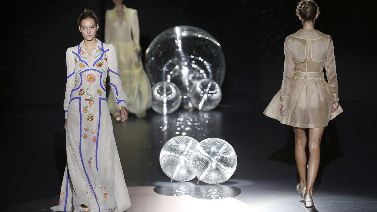 Teresa Helbig celebra 20 años de moda con un baile de costura.