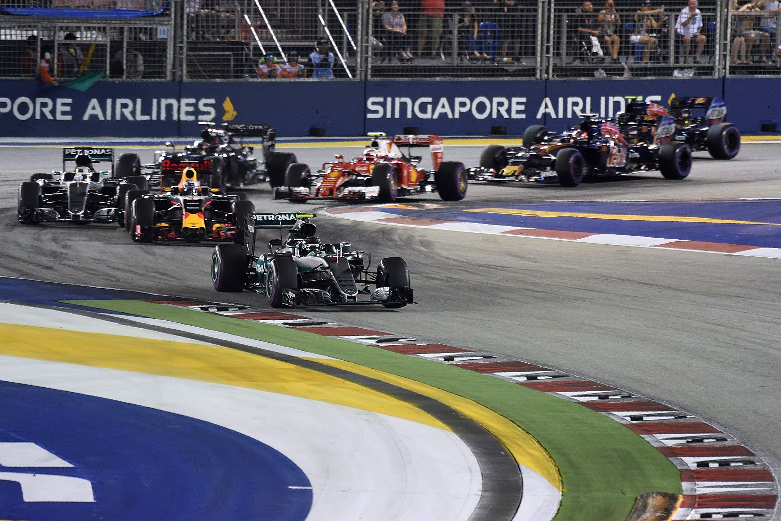 Rosberg encabeza la carrera de Singapur