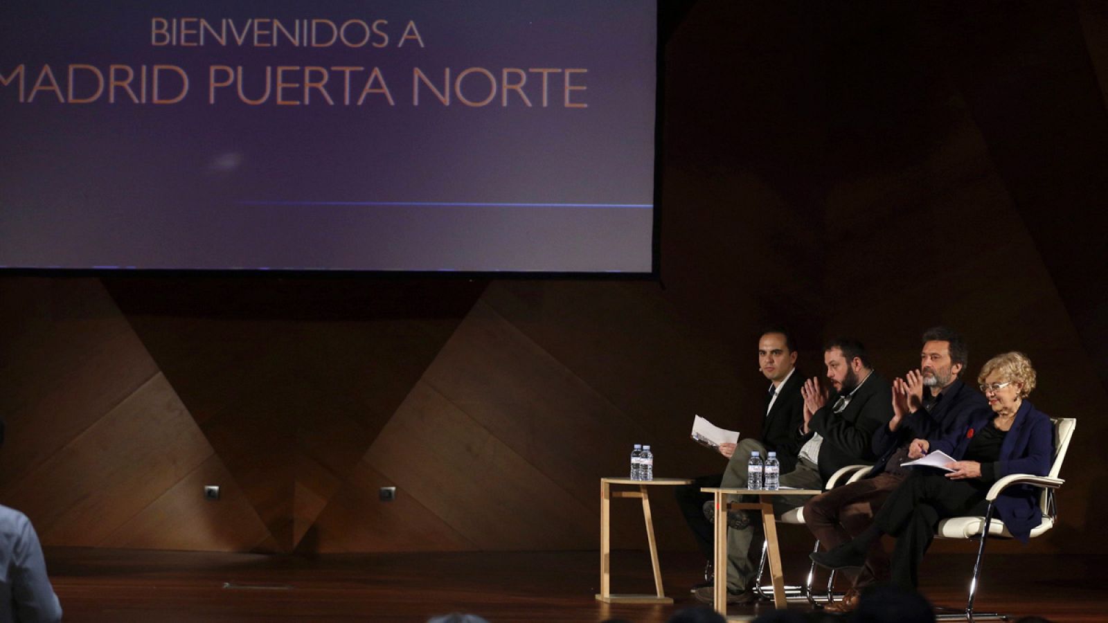 La alcaldesa de Madrid, Manuela Carmena, junto a los concejales, Mauricio Valiente, Guillermo Zapata y José Manuel Calvo, durante la presentación del proyecto Madrid Puerta Norte