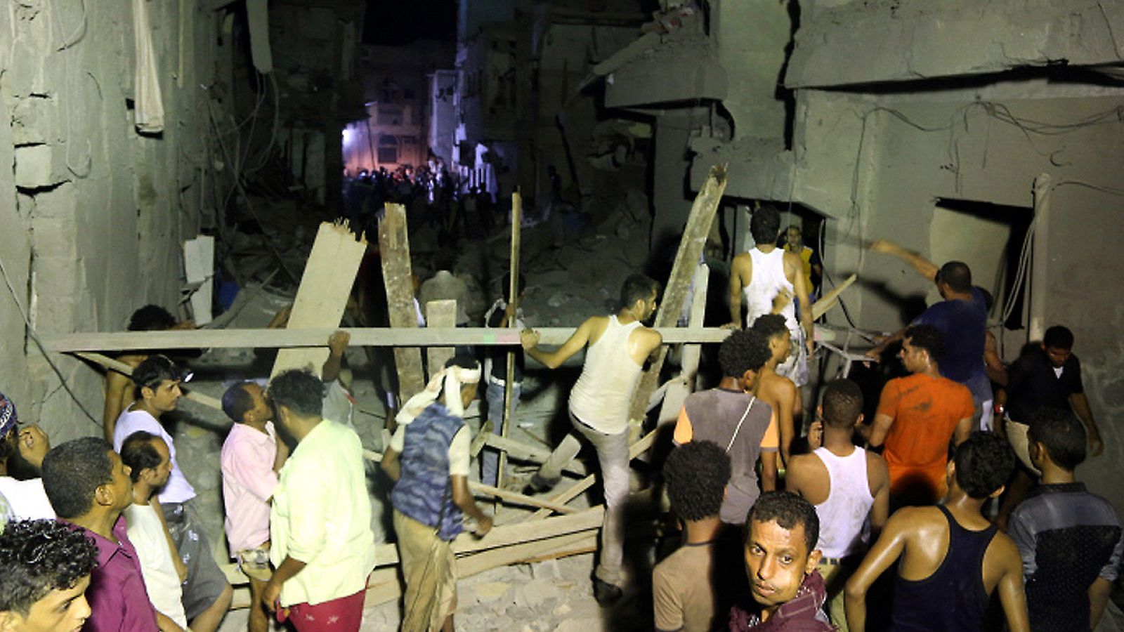 Decenas de personas acuden al lugar del bombardeo en Hudeida, Yemen. Al menos 19 civiles han muerto en un bombardeo de la coalicíón árabe liderada por Arabia Saudí