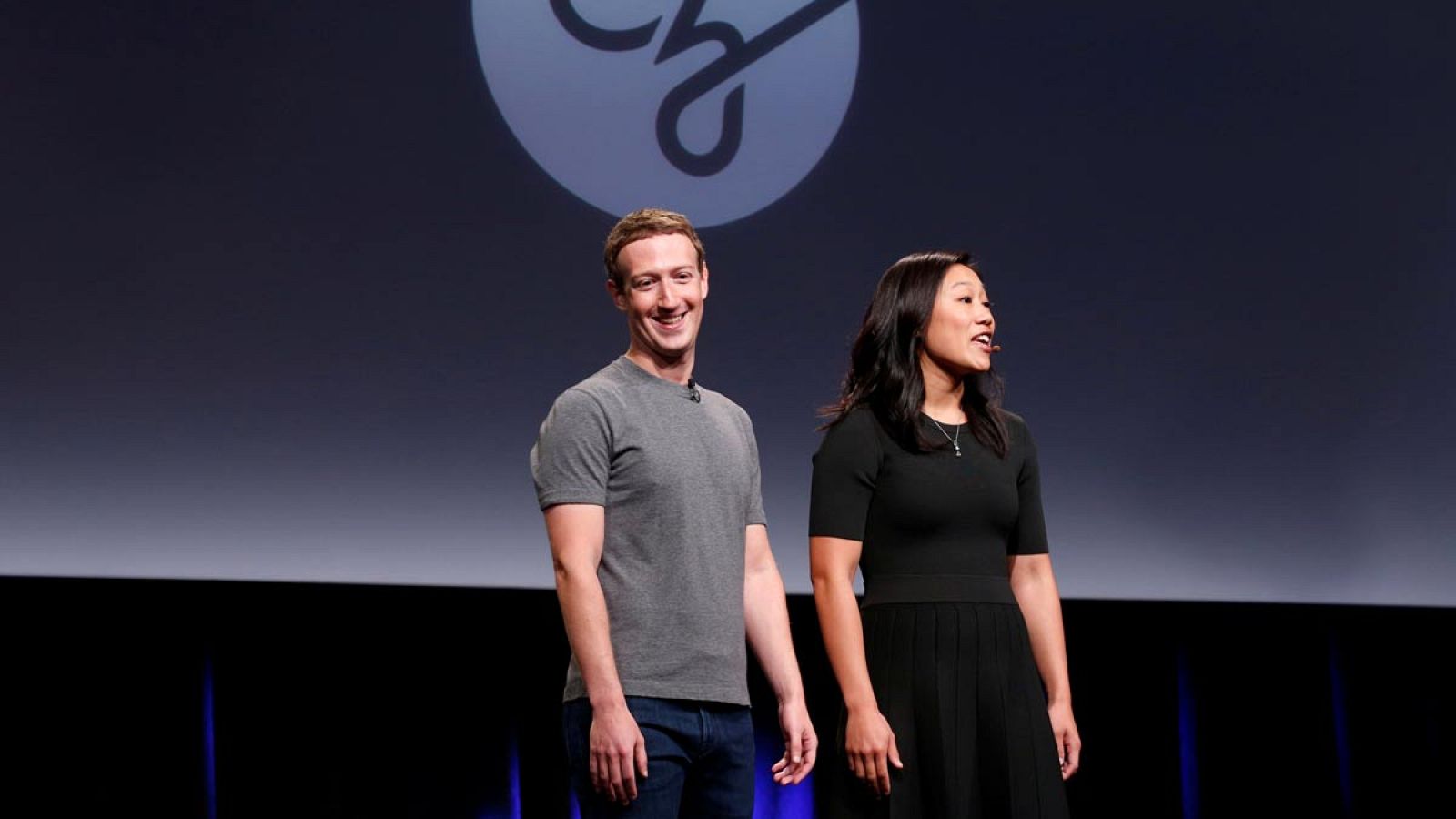 El fundador de Facebook, Mark Zuckerberg, y su esposa, Priscila Chan.