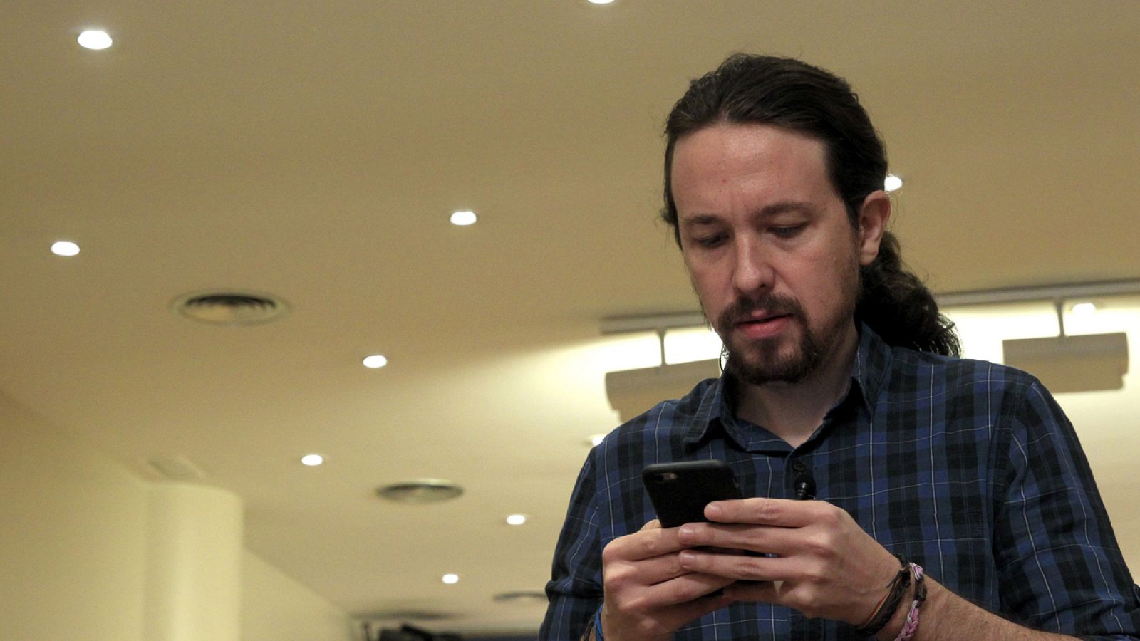 El líder de Podemos, Pablo Iglesias, poco antes de comparecer ante los medios en el Congreso