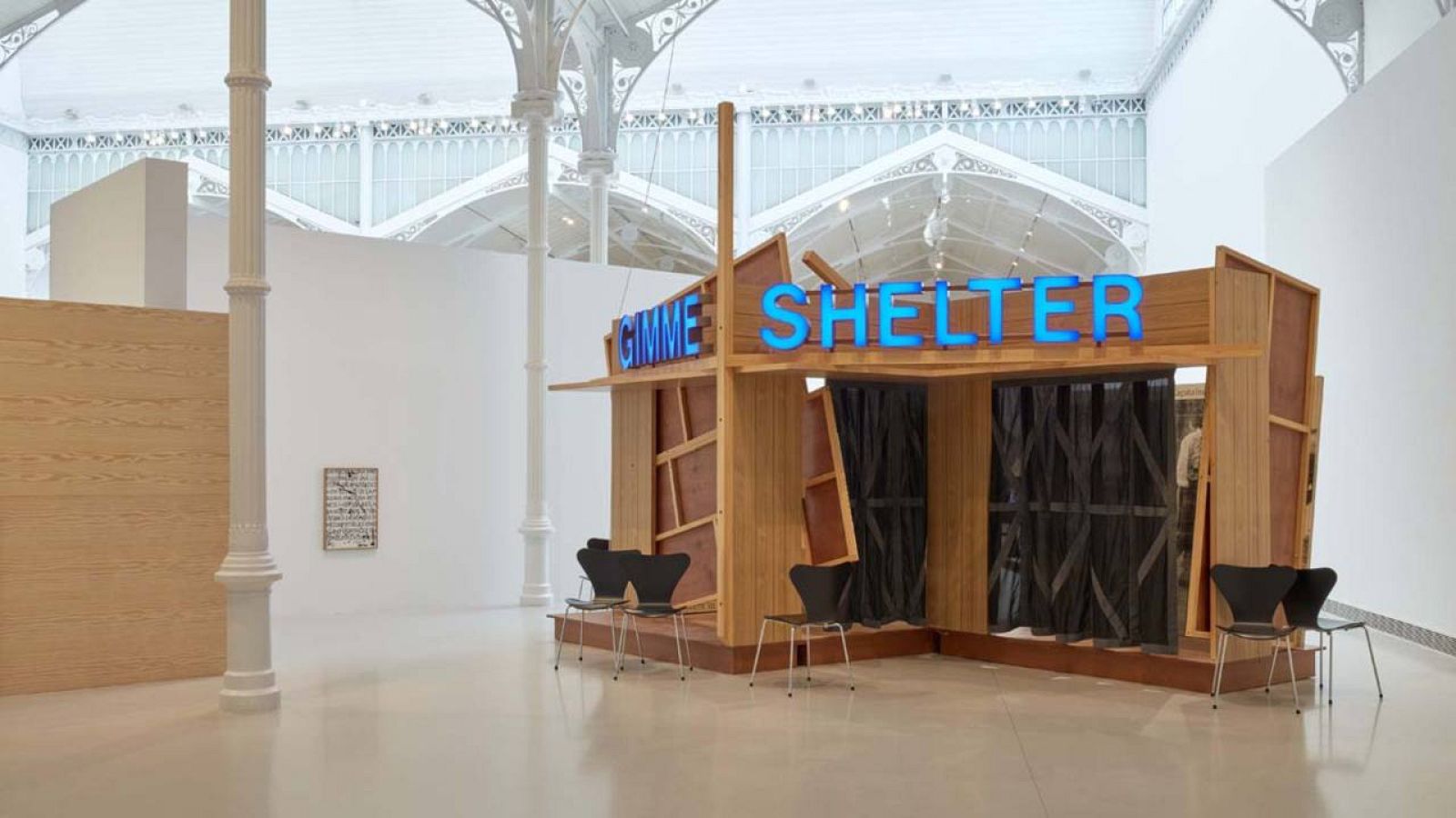 Vista de la exposición 'Txomin Badiola. Otro Family Plot. Museo Nacional Centro de Arte Reina Sofía.