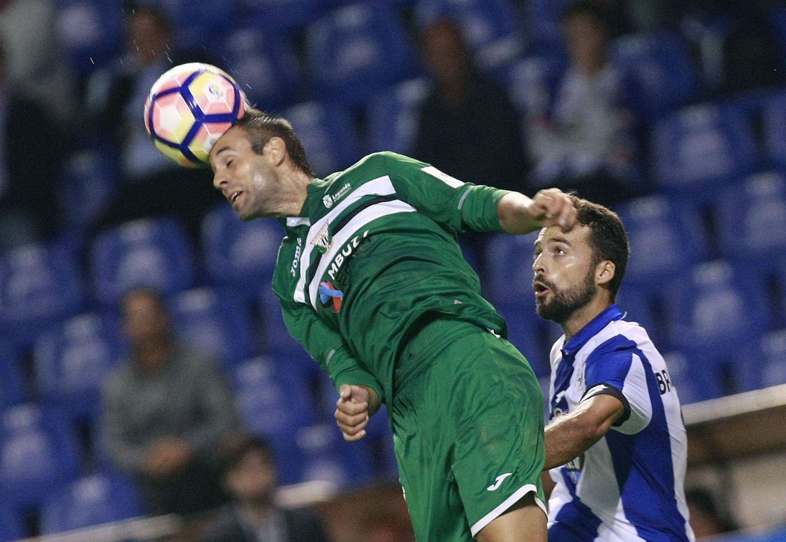 Víctor Díaz golpea de cabeza