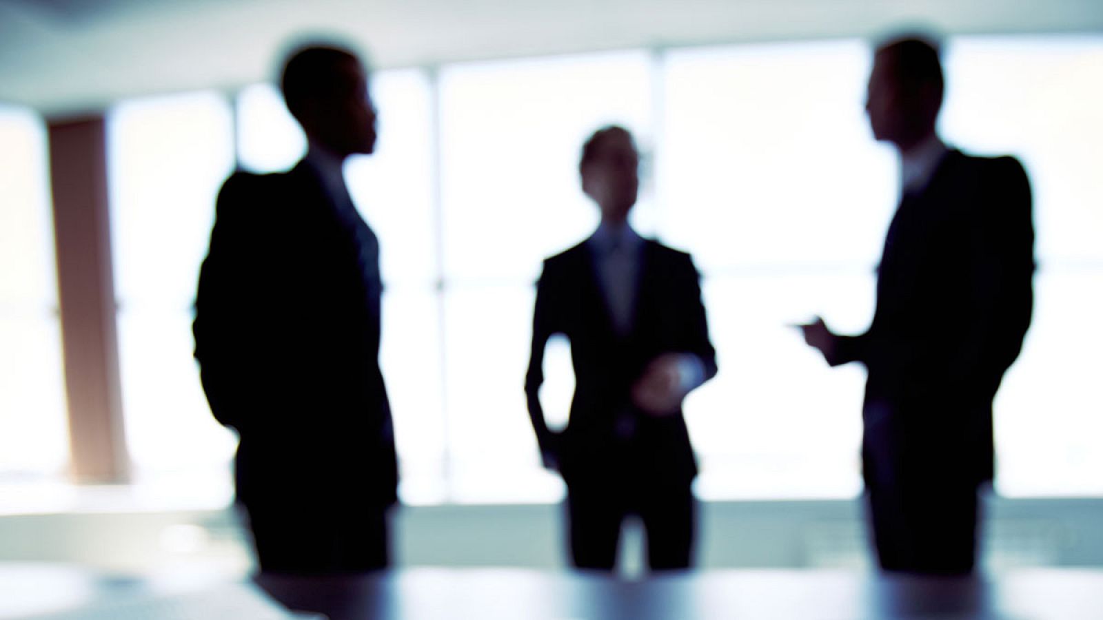 Tres consejeros de una cotizada mantienen una conversación informal