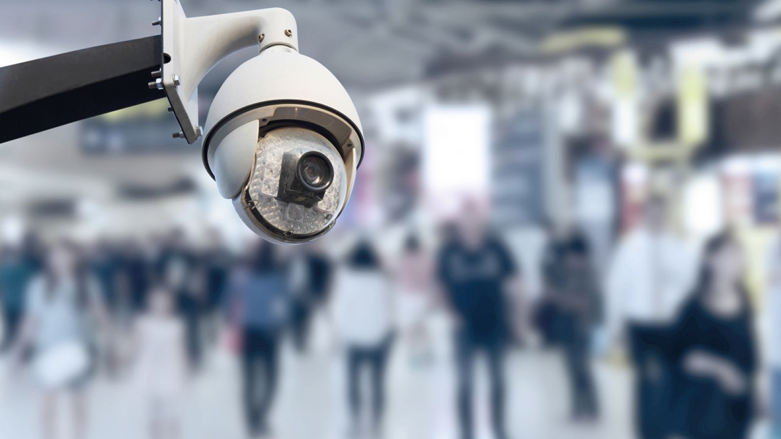 Una cámara de videovigilancia graba una calle.