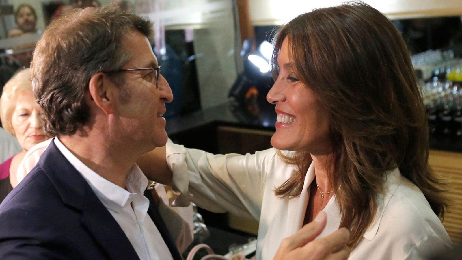 Alberto Nuñez Feijóo celebra con su novia, Eva Cárdenas, el resultado de las elecciones en Galicia.