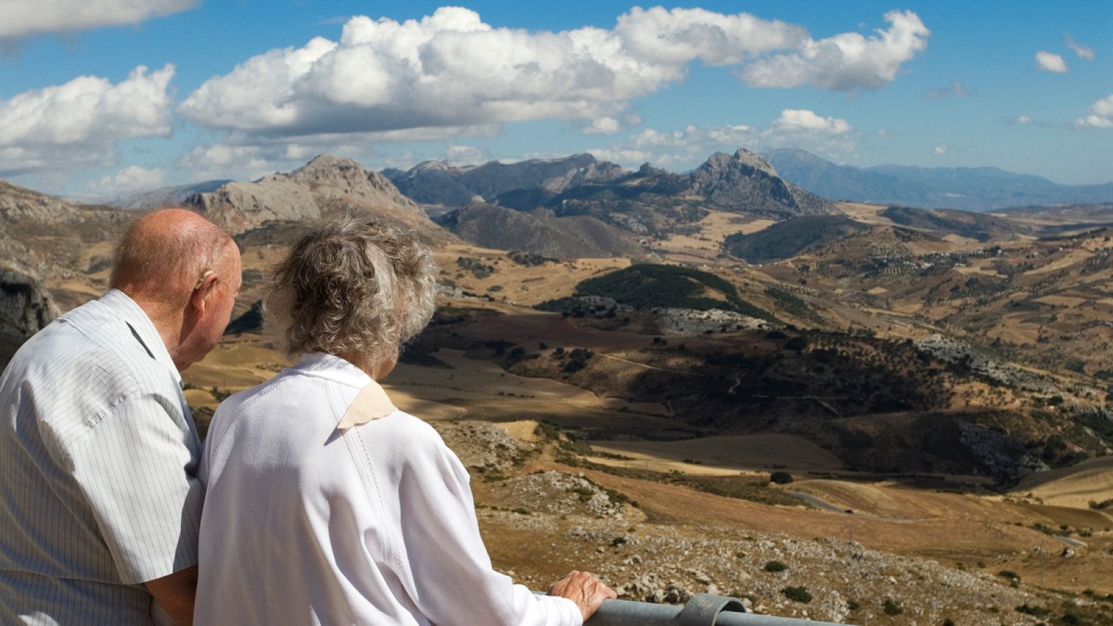 Una pareja de jubilados en el paraje natural de El Torcal en Antequera, Málaga