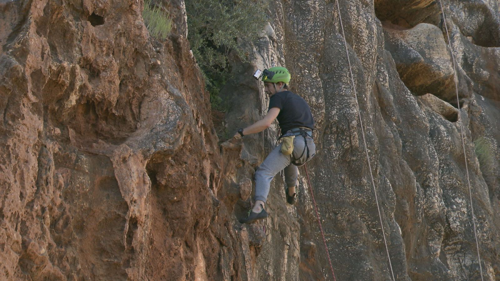 Juanjo Ballesta escalando El Cerro del Hierro