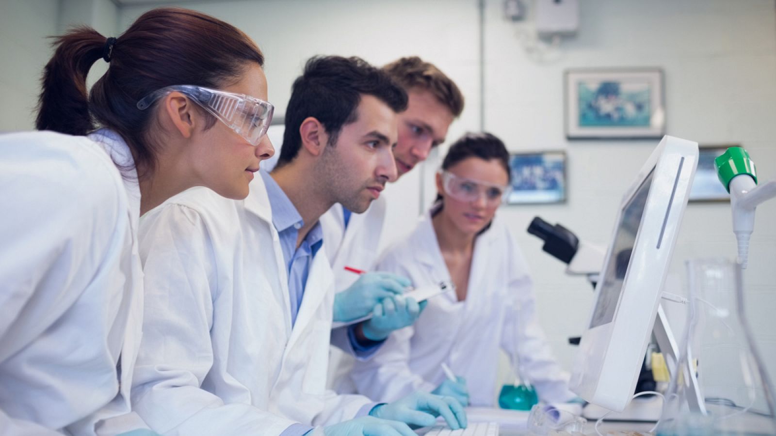Un grupo de investigadores observa una pantalla de ordenador en el laboratorio
