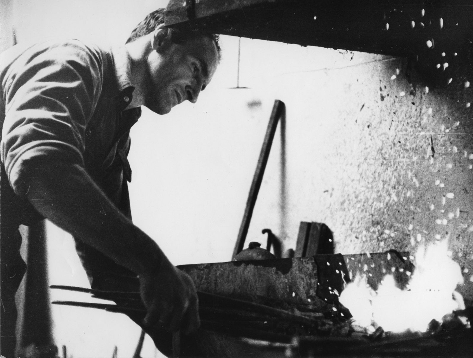 Eduardo Chillida en la forja de Hernani en 1952