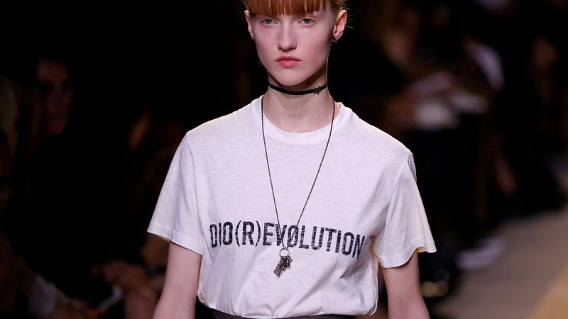 Maria Grazia Chiuri debuta en Dior con un alegato feminista