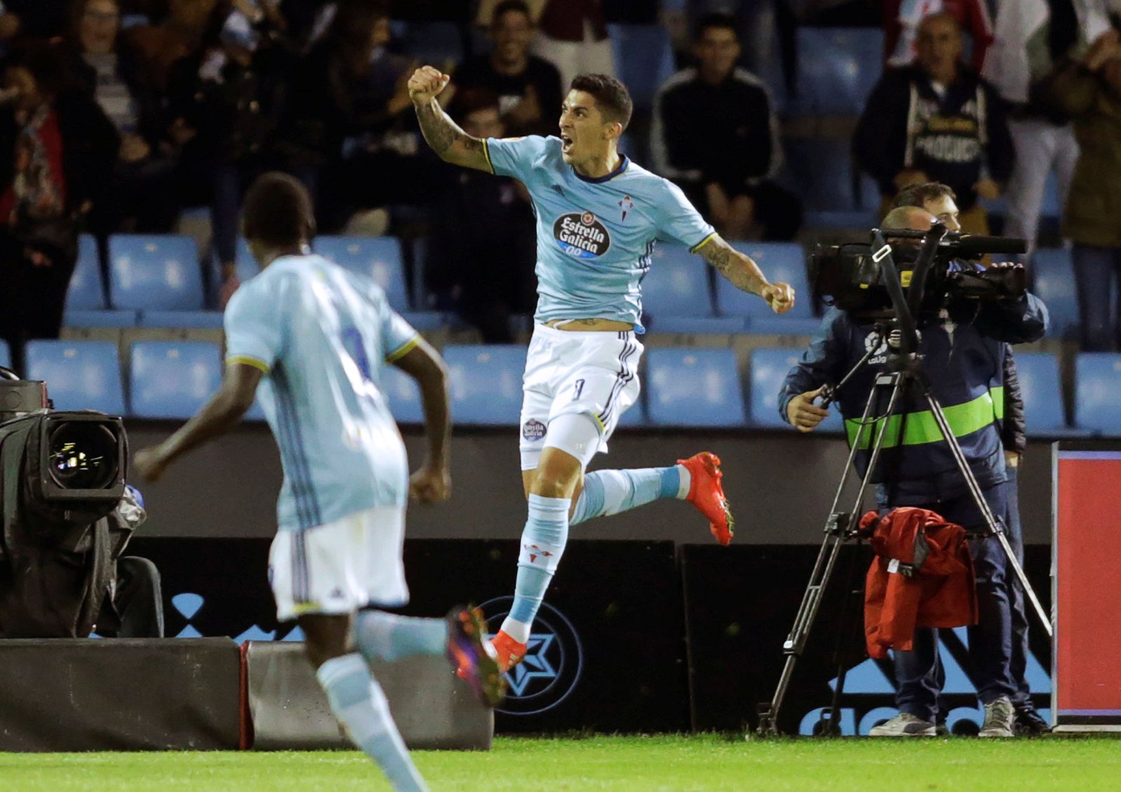 Pablo Hernández celebra el cuarto gol del Celta frente al FC Barcelona.