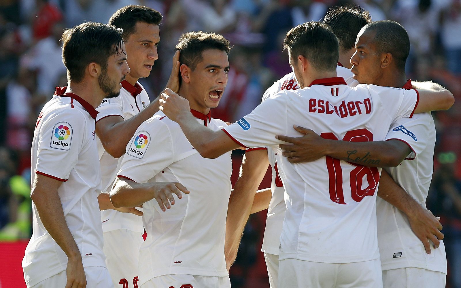 Ben Yedder celebra con sus compañeros tras marcar el gol de la victoria ante el Alavés.