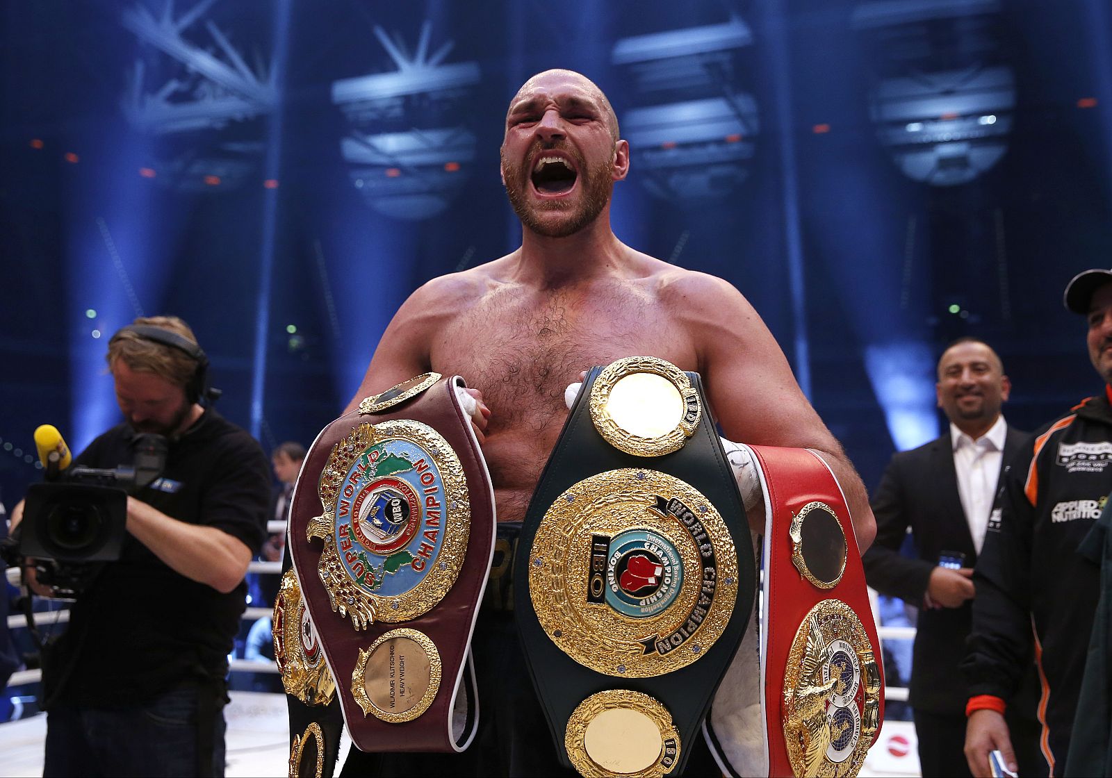 Tyson Fury posa con sus cinturones de campeón tras derrotar a Wladimir Klitschko.