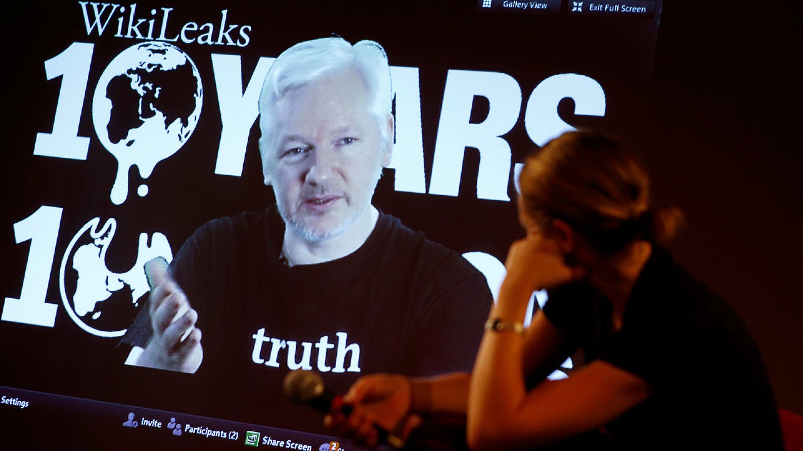 Julian Assange, fundador de Wikileaks, participa por videoconferencia en una rueda de prensa celebrada en Berlin con motivo del décimo aniversario de la fundación del grupo, en Berlín
