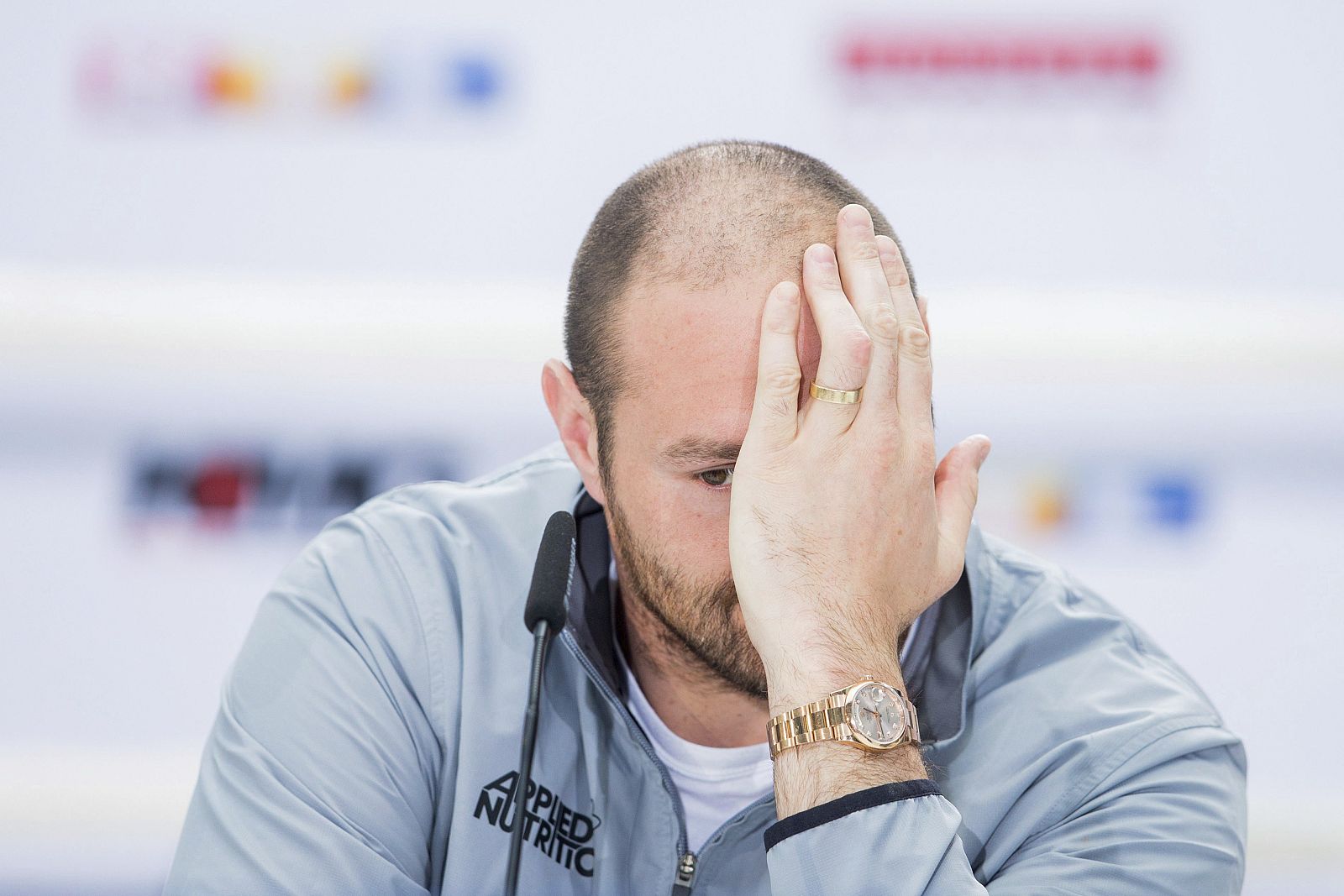 Fotografía de archivo fechada el 28 de abril de 2016, que muestra al boxeador británico Tyson Fury mientras ofrece una rueda de prensa en Colonia.