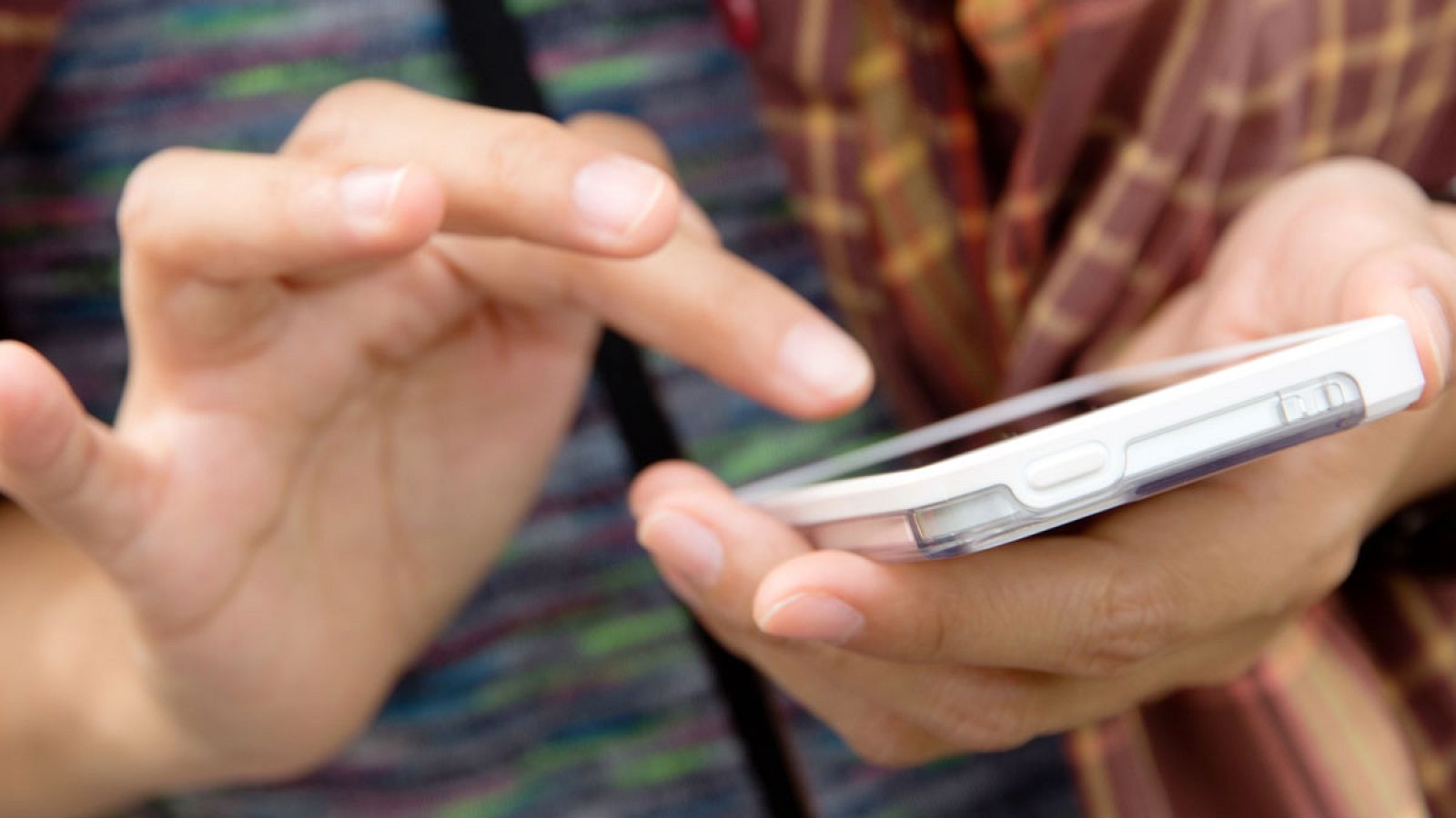 Una adolescente consulta su teléfono móvil en una imagen de archivo