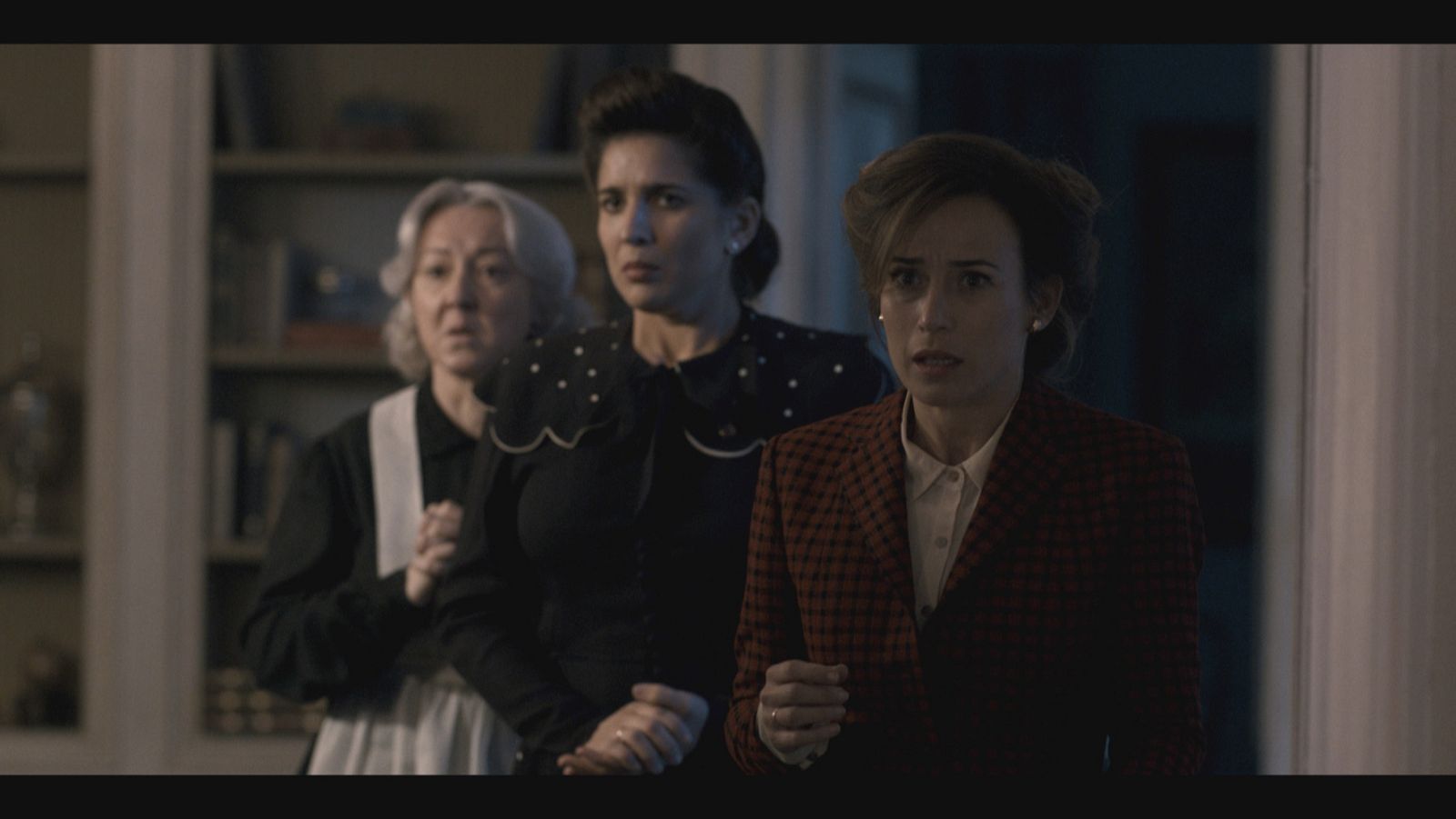 Marta y sus vecinas descubren el cadáver de Fermina en su casa