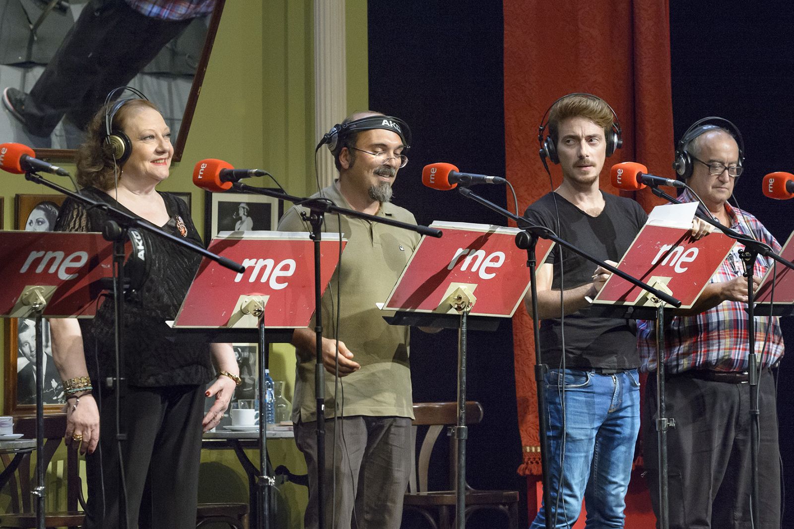 Represetación de la ficción sonora 'Cafe de Artistas', con Víctor Clavijo como narrador