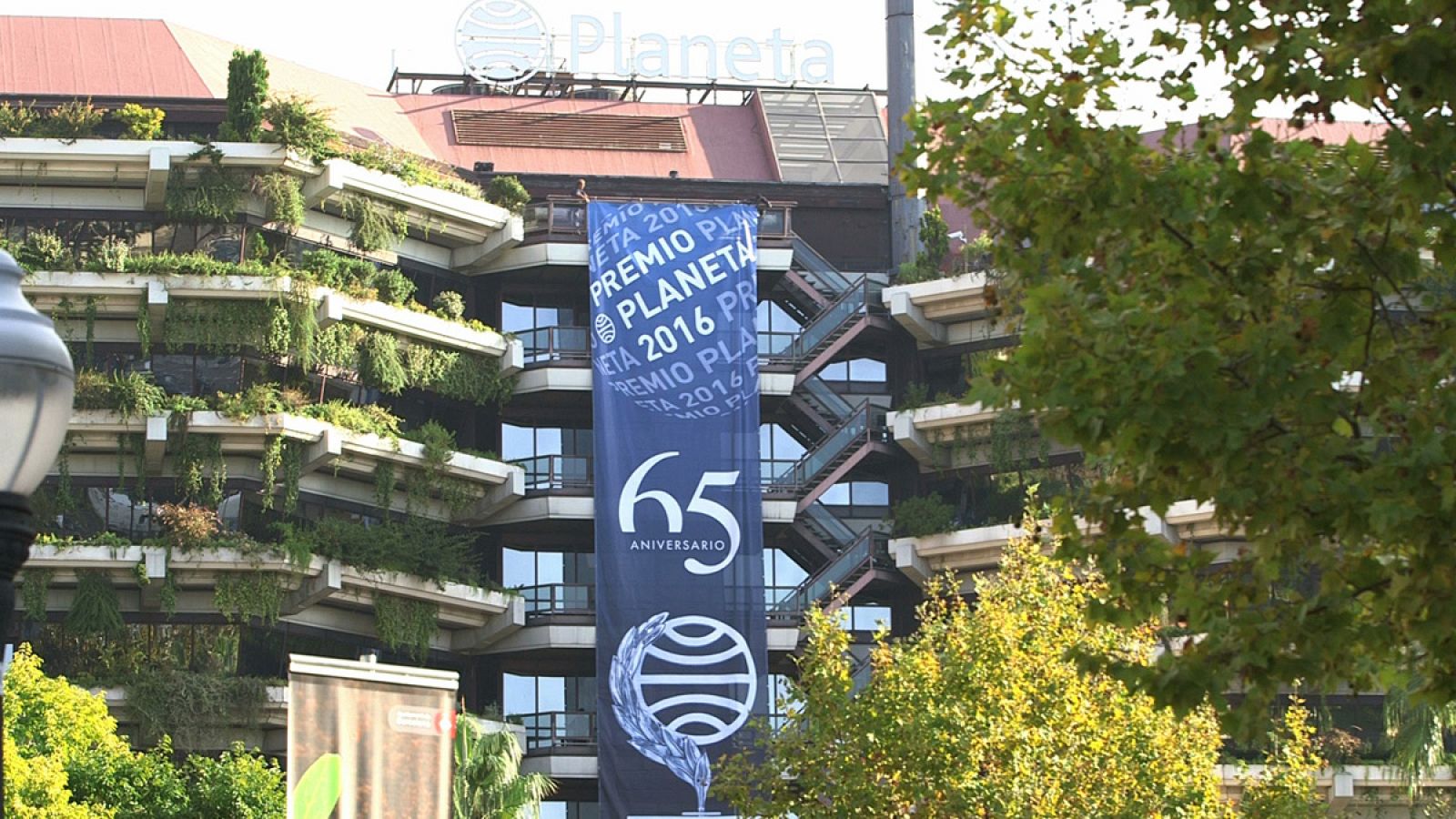 Sede de la editorial Planeta en Barcelona engalanada con motivo de la 65 edición del premio.