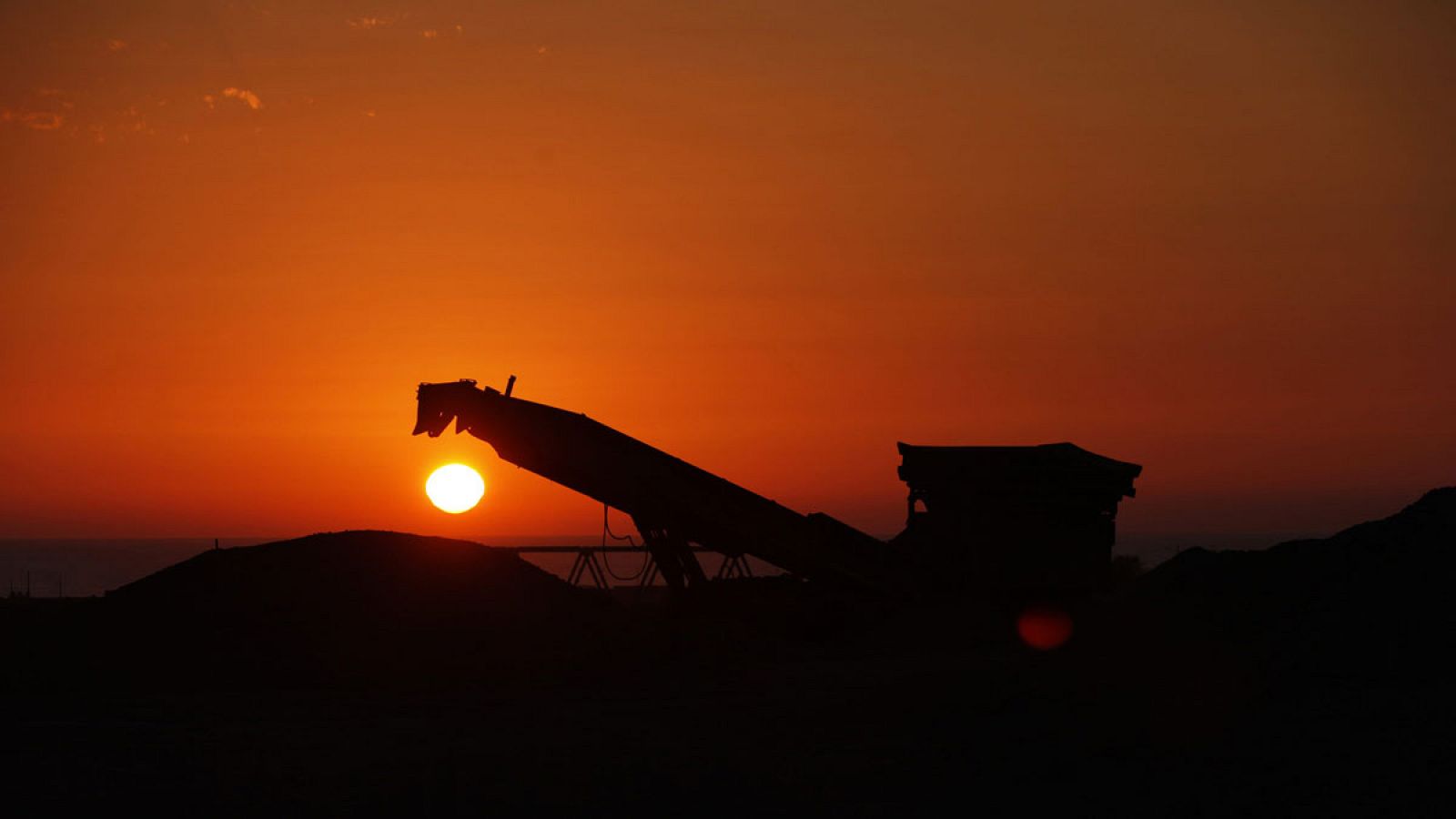 Atardecer en una mina en las inmediaciones de la ciudad de Arica, Chile