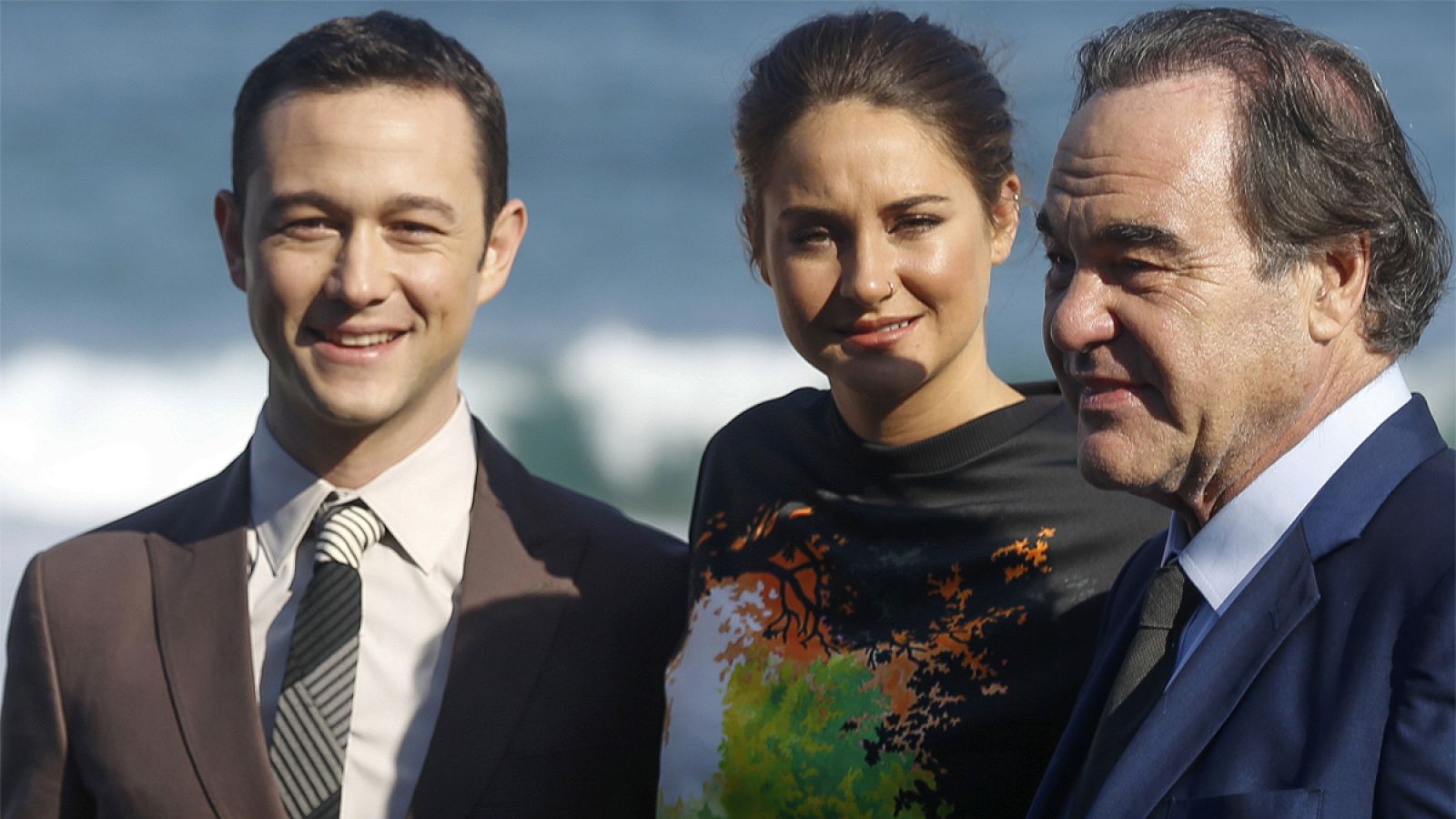 Joseph Gordon-Levitt y Shailene Woodley, junto a Oliver Stone, en el Festival de San Sebastián.