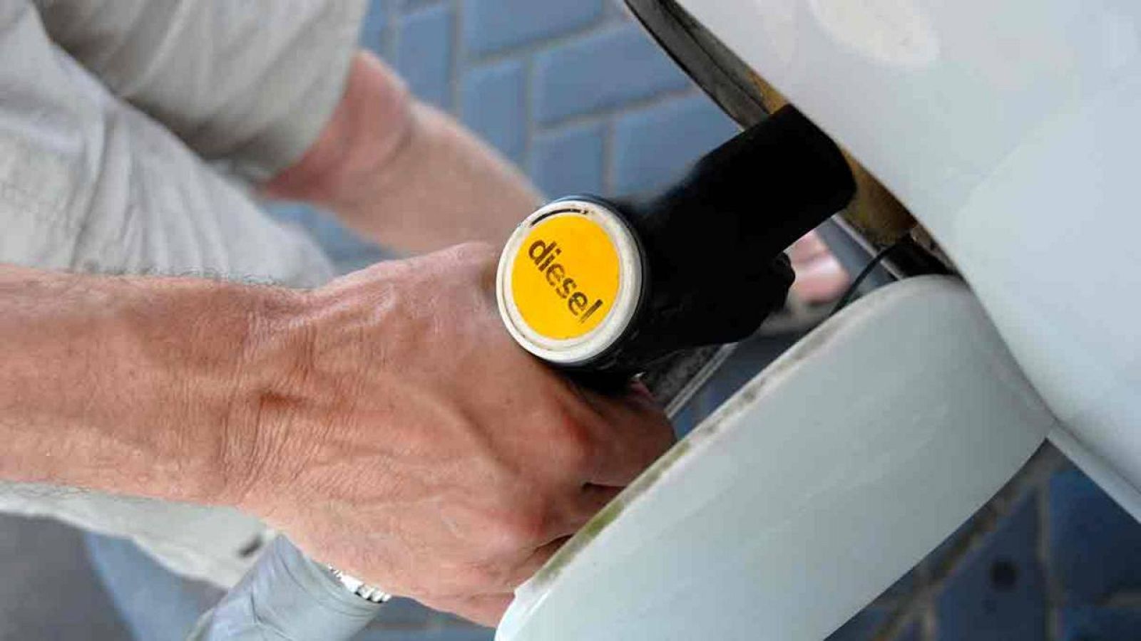Una persona repostando diésel