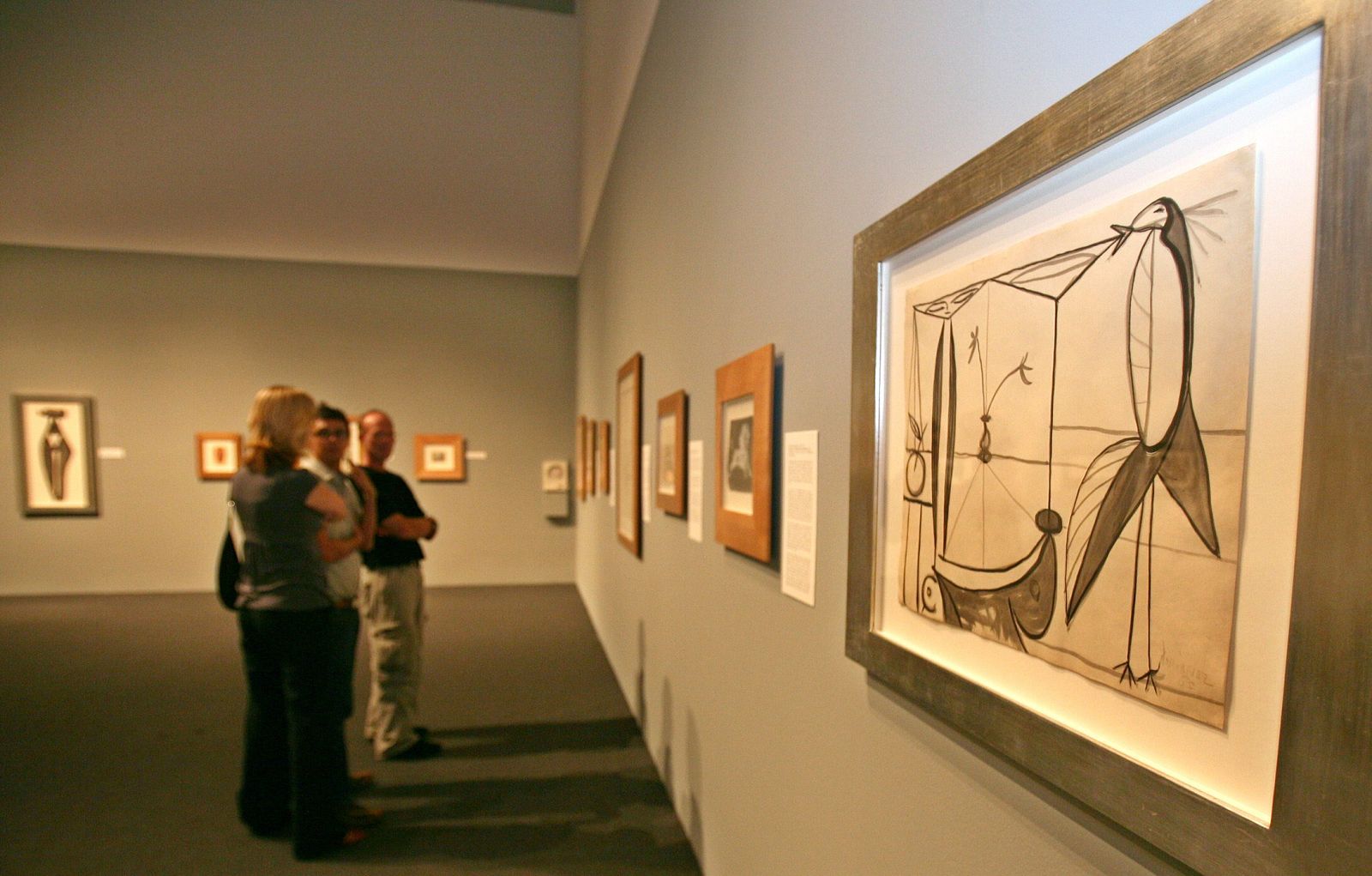 Críticos de arte visitan la exposición 'Dibujos españoles del siglo XX' en el Museo de Arte Bass de Miami Beach