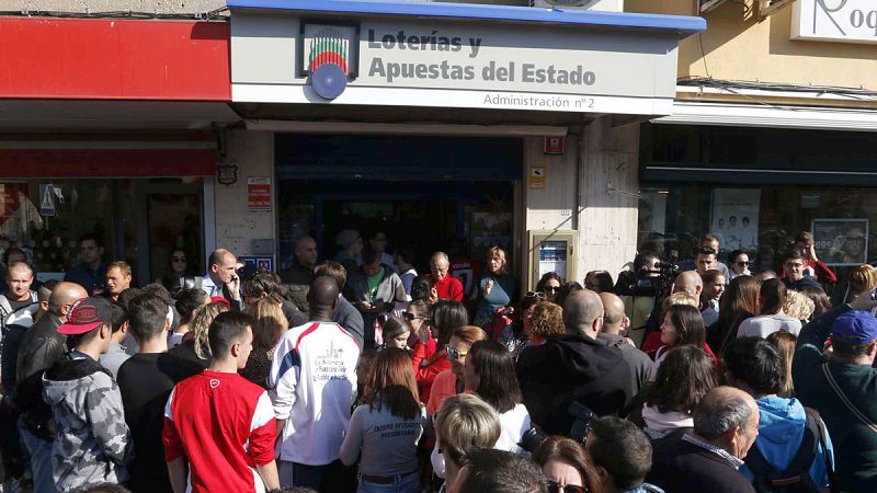 La venta de números para la lotería de Navidad aumenta en las administraciones que ya repartieron premios
