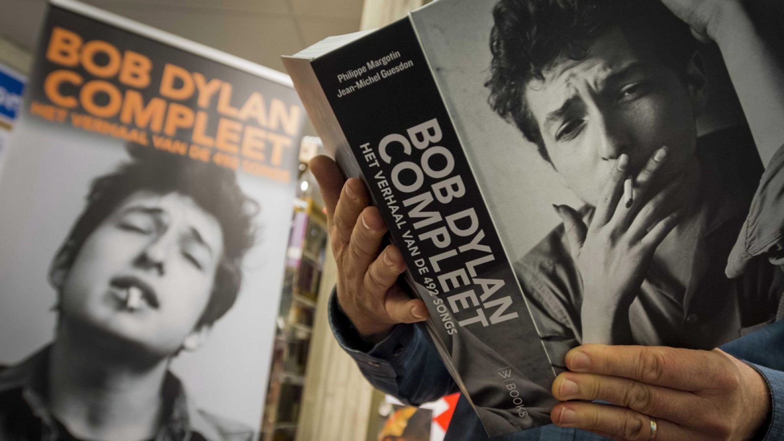 Un hombre lee un libro del cantautor estadounidense Bob Dylan en una librería de Holanda.
