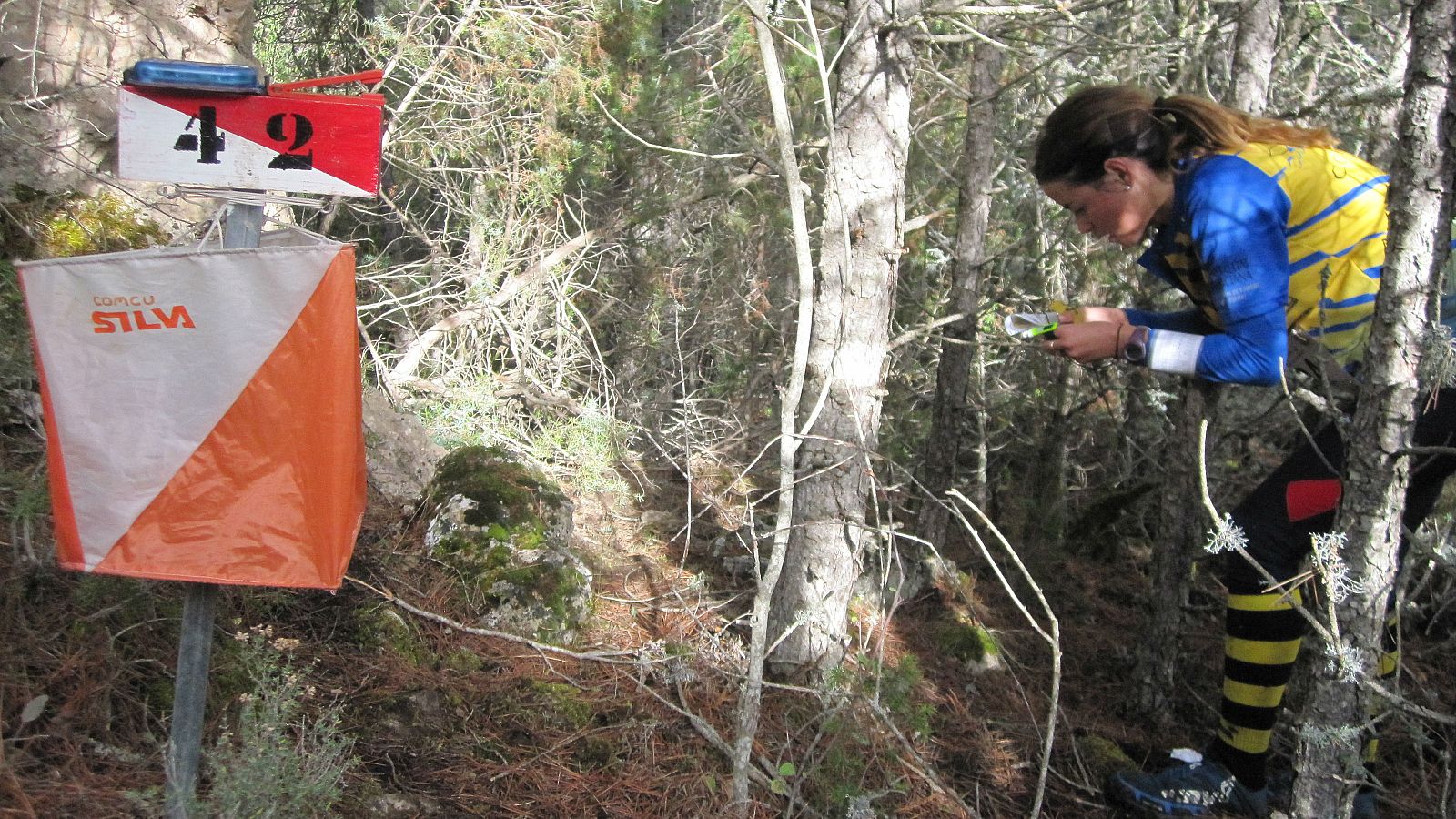 Una corredora en el X Trofeo Quijotes de Orientación.