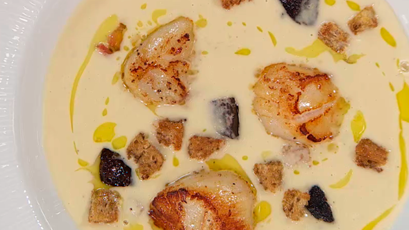 Receta de crema de alubias con vieiras y migas con morcilla 