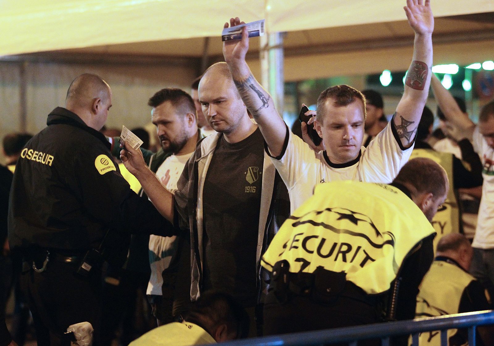 Ultras del Legia Varsovia cacheados a la entrada del estadio Bernabéu