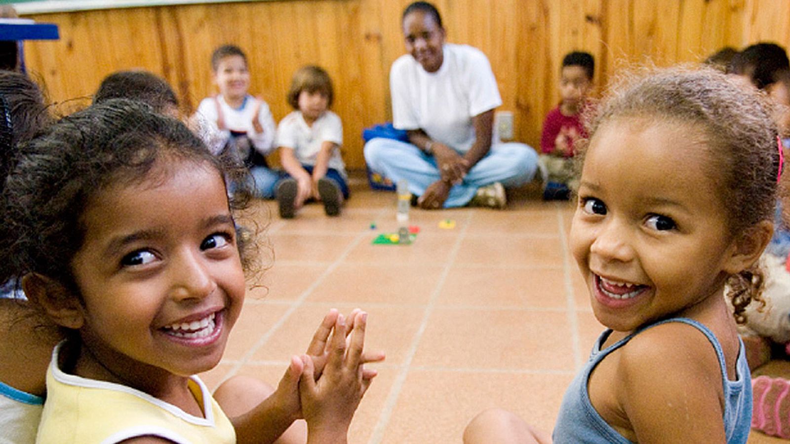 Siddhartha Kaul (c), presidente mundial de Aldeas Infantiles SOS, organización galardonada con el Premio Princesa de Asturias de la Concordia 2016, acompañado de responsables de esta organización, a su llegada a Oviedo para recoger el galardón el pró