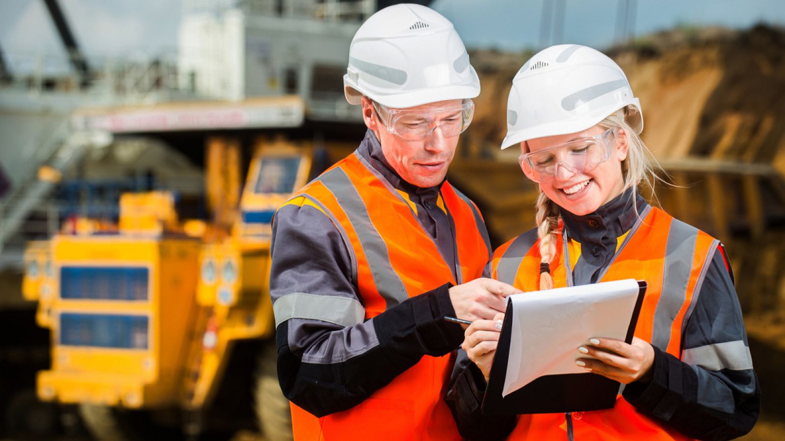 Dos trabajadores en una explotación minera a cielo abierto